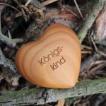 Holzherz mit Gravur „Königskind“ auf dunklem Holz