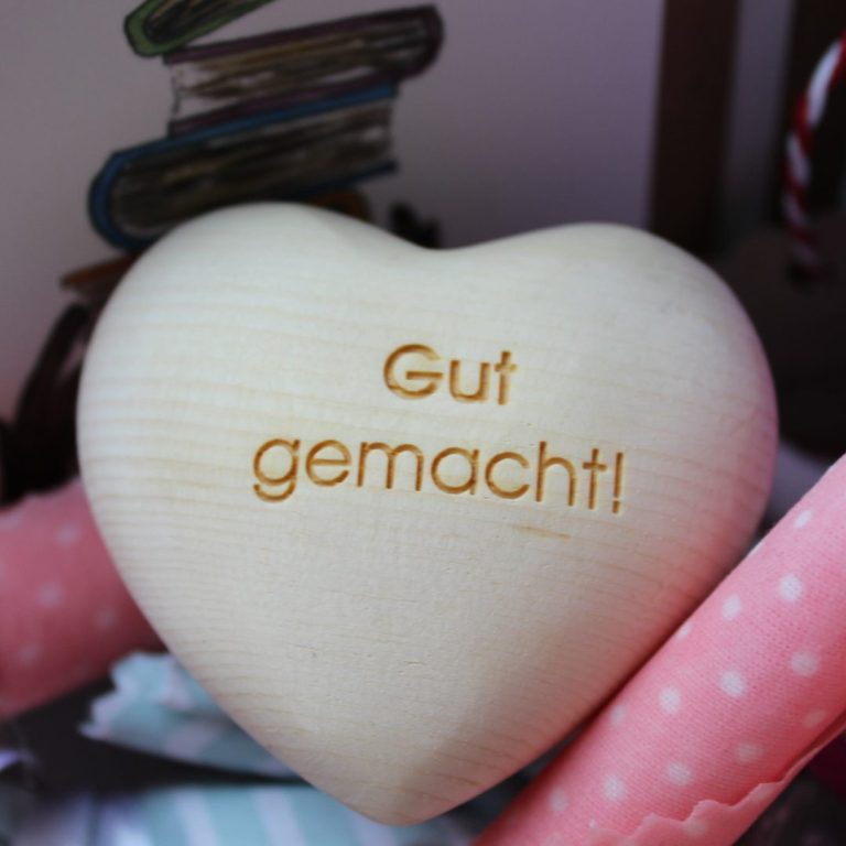 Zirbenholz-Herz mit Gravur „Gut gemacht“ – weitere Ansicht