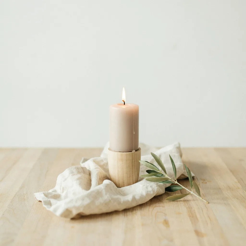 Gedenkkerzen und Kerzenständer