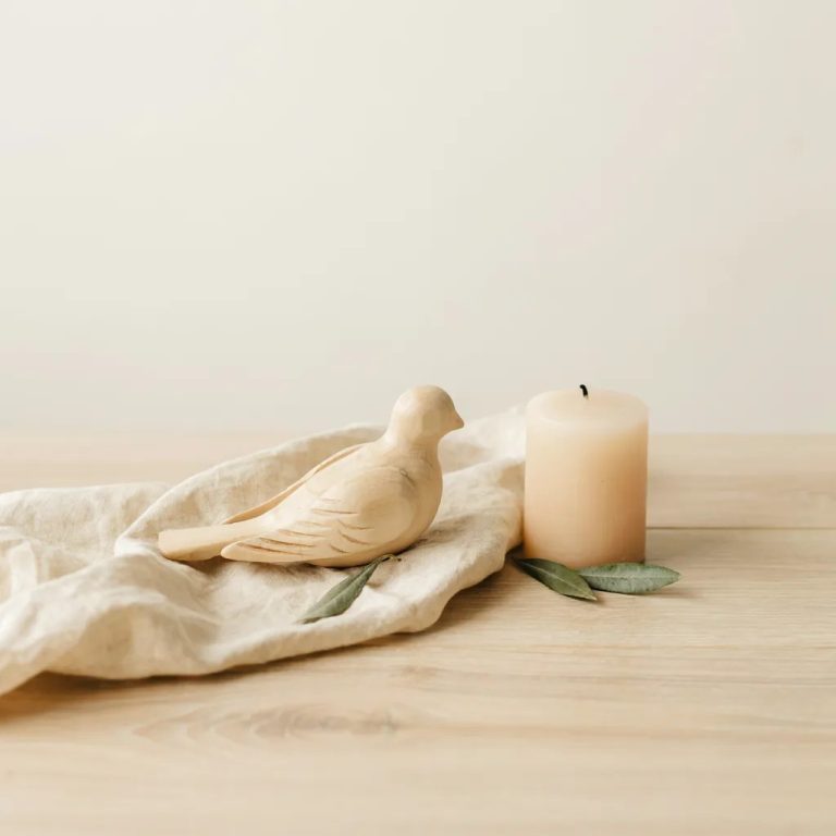 Holztaube und Kerze auf Leinen – Geschenke zur Konfirmation