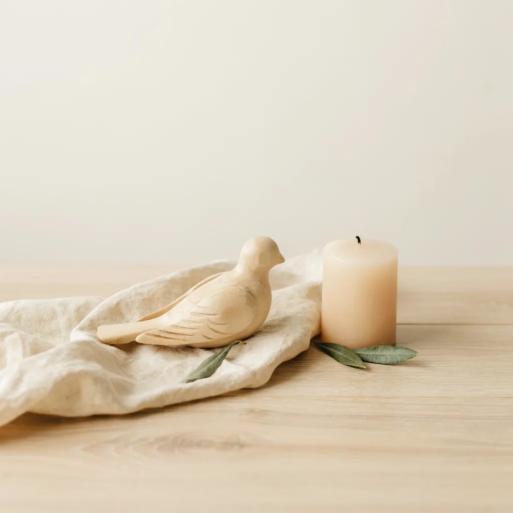 Holztaube und Kerze auf Leinen – Geschenke zur Konfirmation