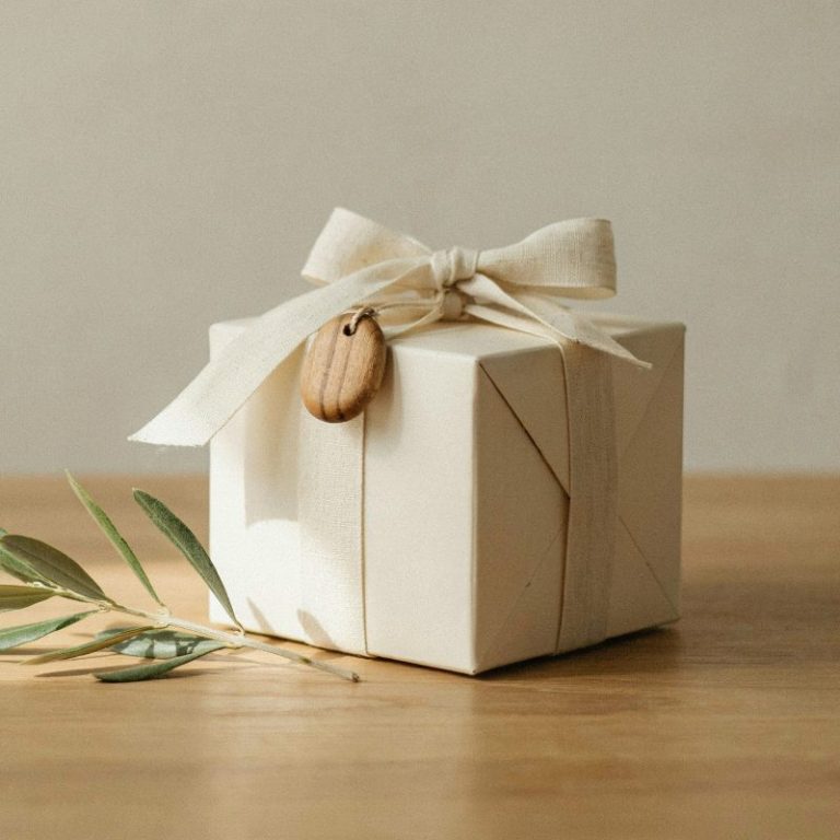 Geschenkbox mit Leinenband und Olivenholz-Anhänger