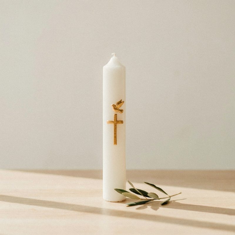 Weiße Taufkerze mit goldenem Kreuz und Taube