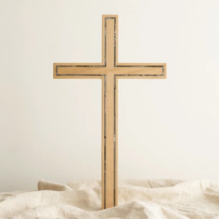 Wandkreuz aus Olivenholz mit Perlmutt