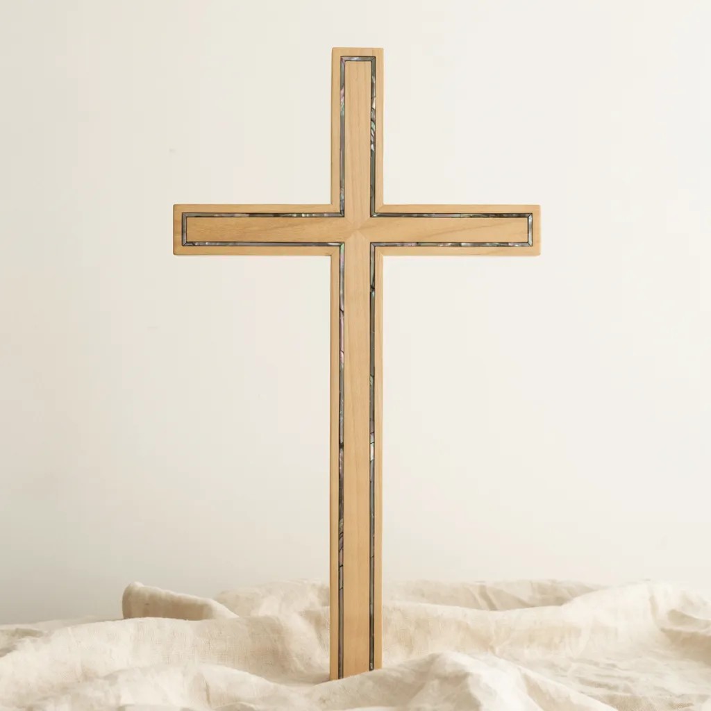 Wandkreuz aus Olivenholz mit Perlmutt